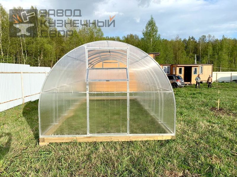 Форточка в двери теплицы Форточка в двери теплицы